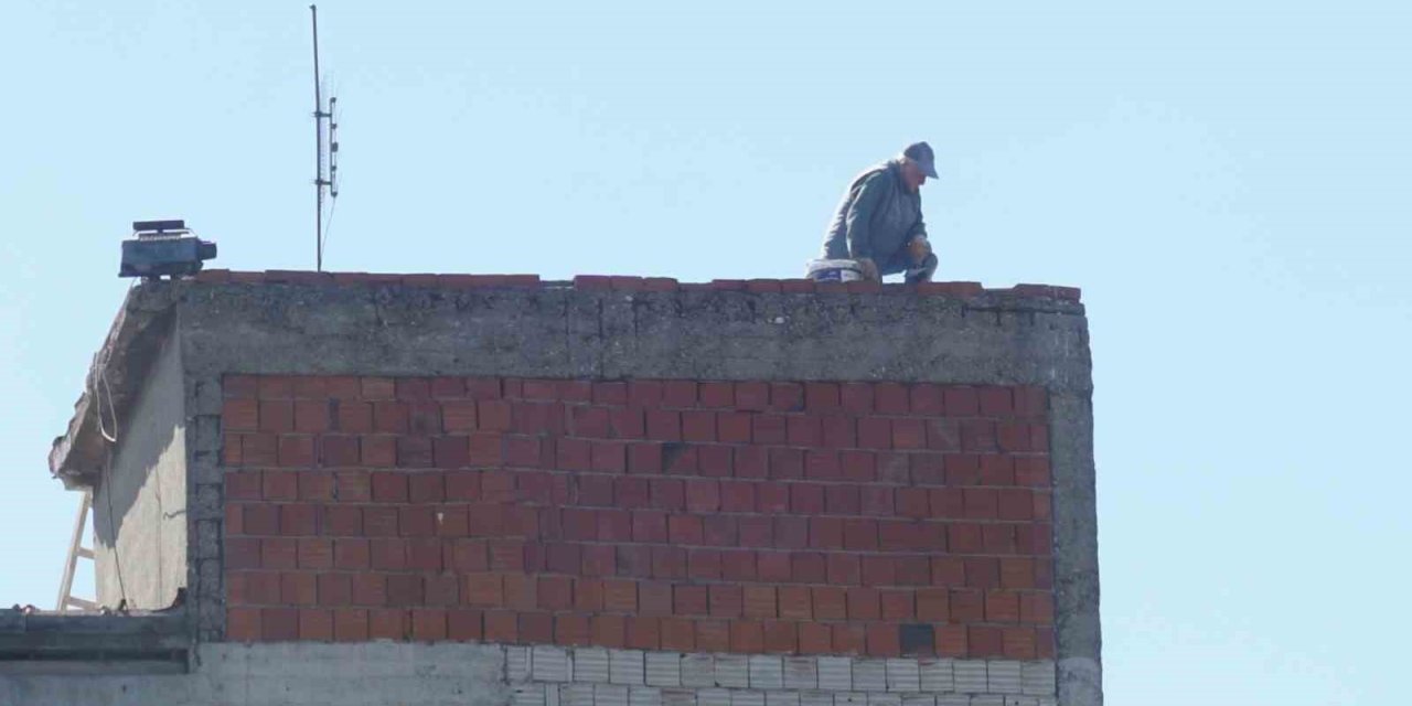 10 katlı binanın çatısında ’ölümüne’ mesai
