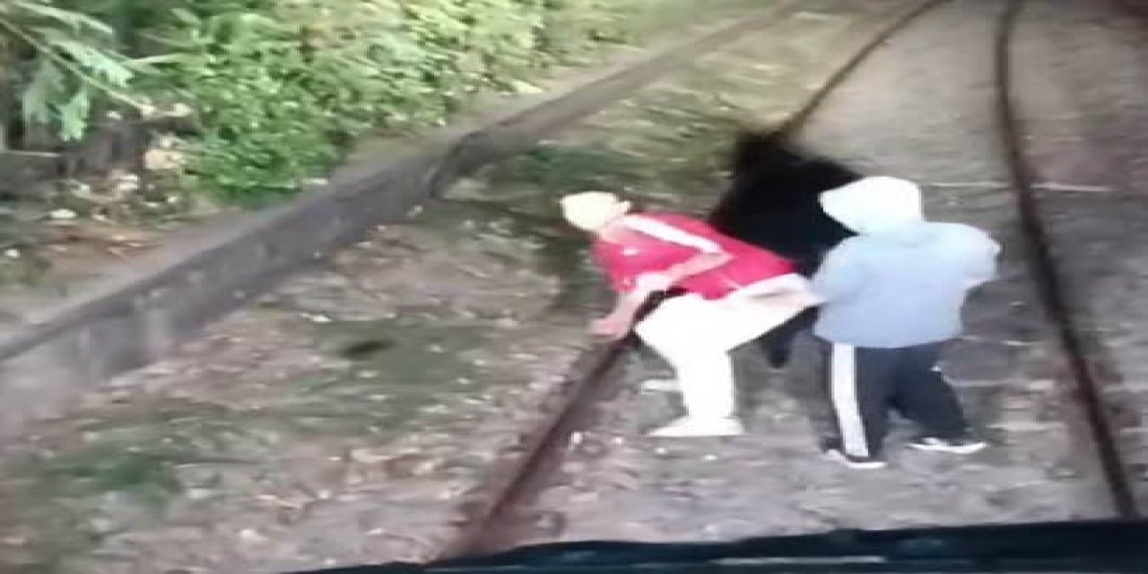 Hareket halindeki trenin önünü kestiler, içeri alınmayınca treni taşladılar