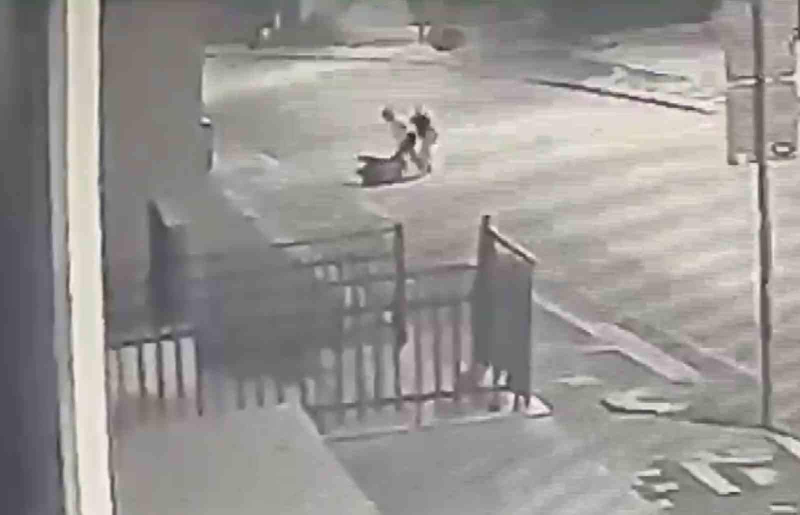 Aksaray'da kadınlar arasında omuz atma kavgası kamerada