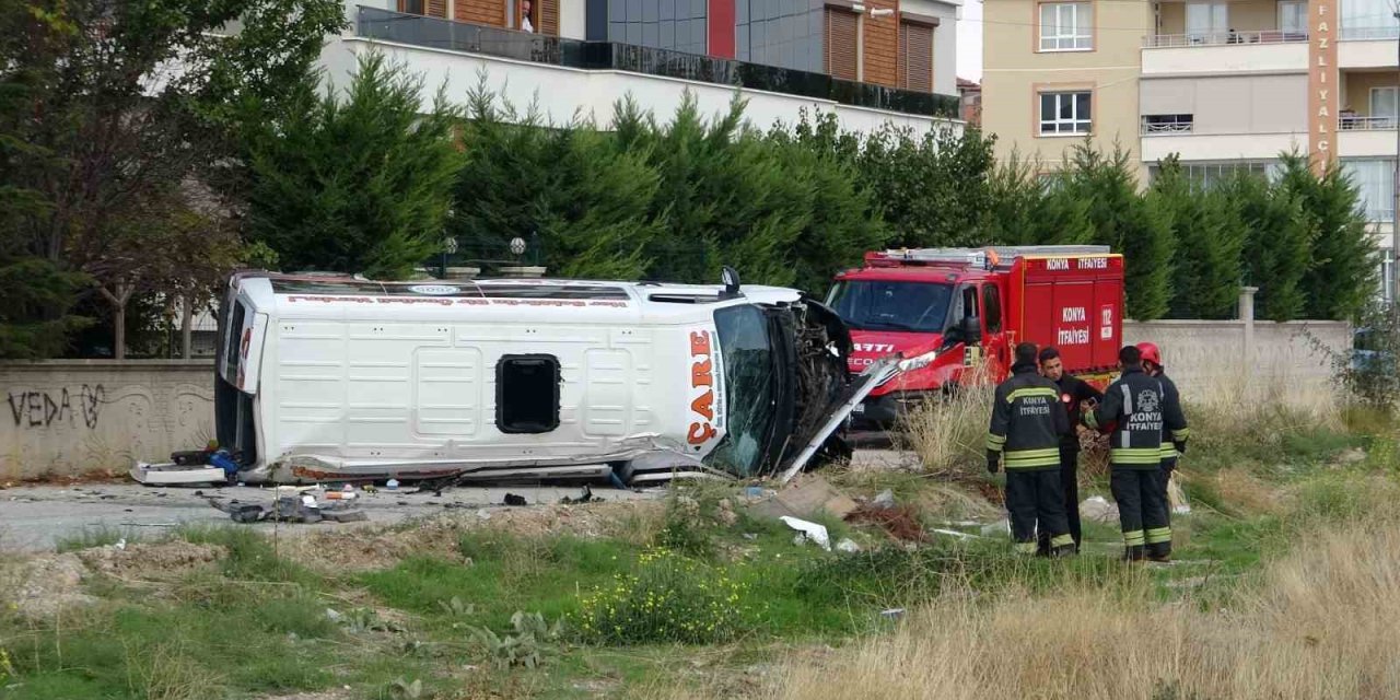 Rehabilitasyon Servisi Otomobille Çarpıştı: 8 çocuk yaralandı