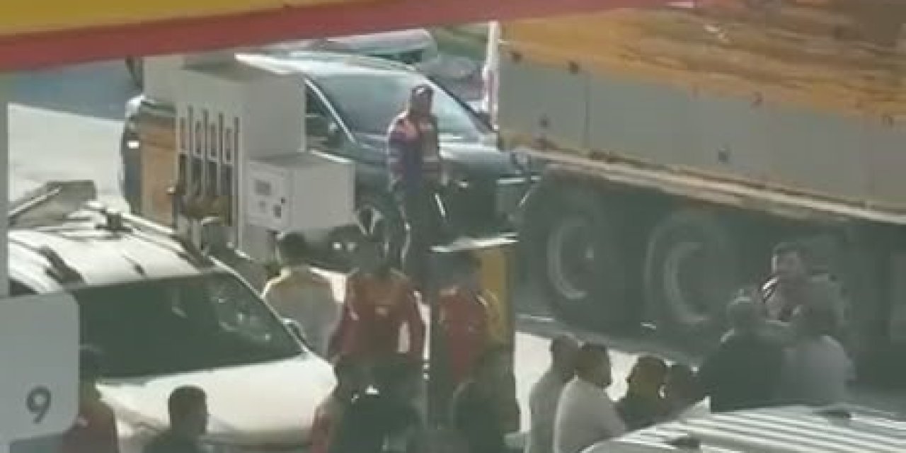 Akaryakıt istasyonunda çalışanlar müşterilerle birbirine girdi