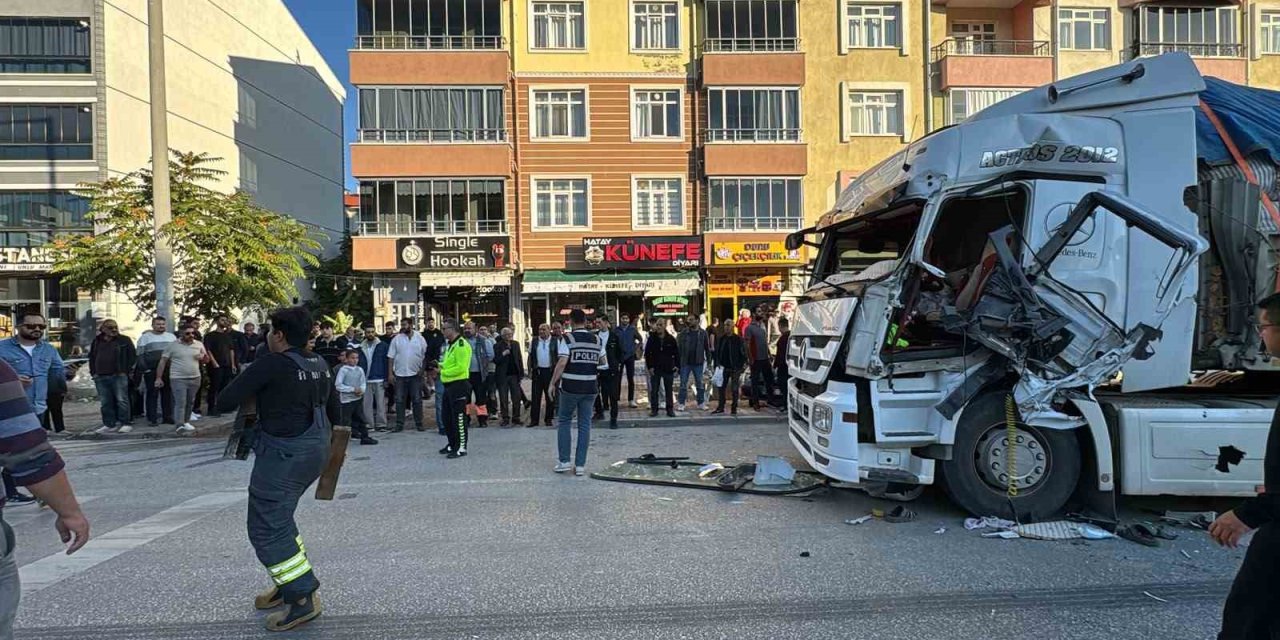 Şehir merkezinde zincirleme kaza: 2 tır 1 otomobil