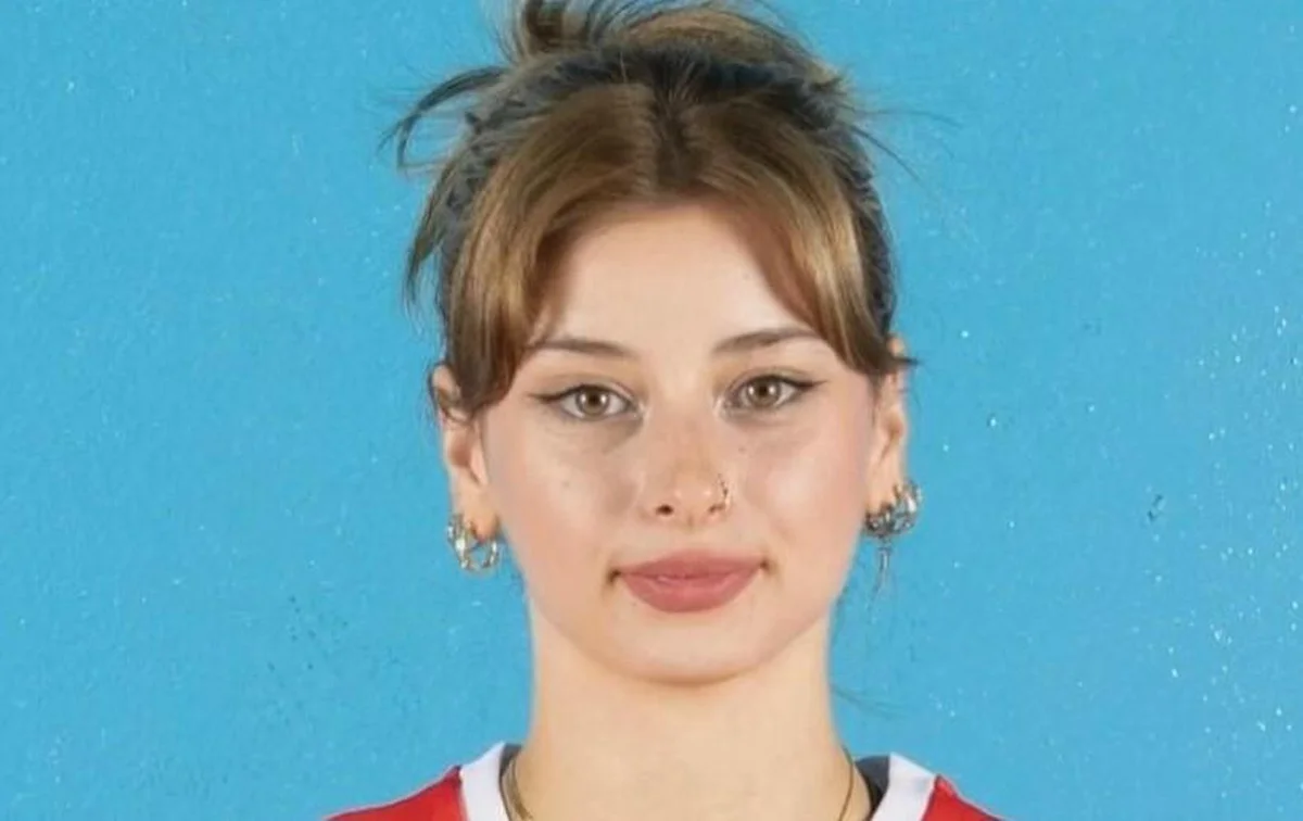 Annesi Rus Tavuk Pilav Yiyor