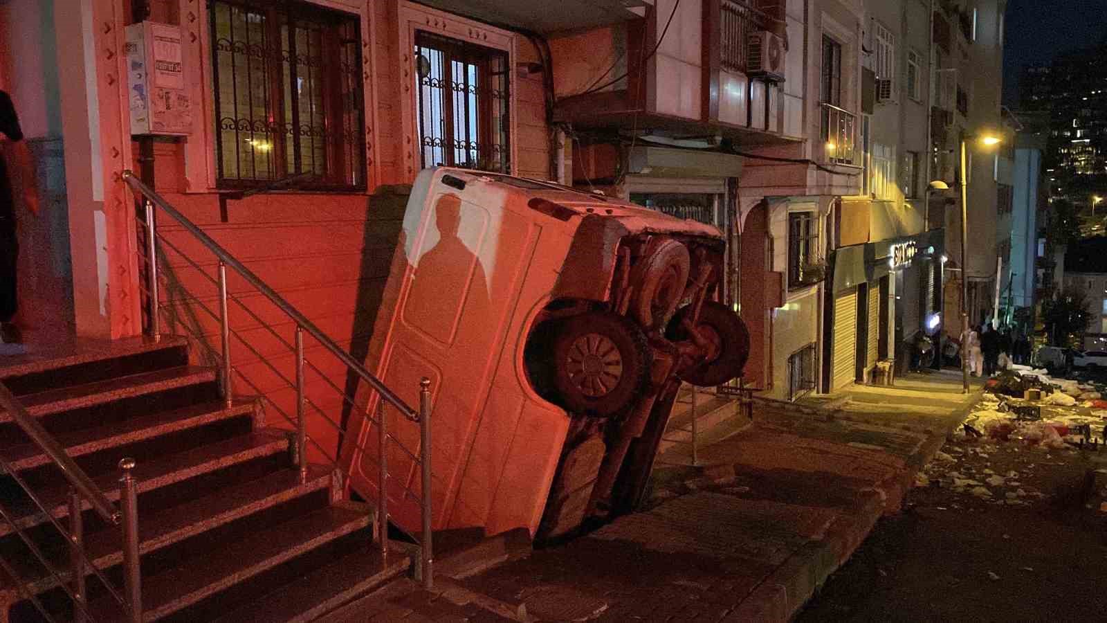 Yokuşta virajı alamadı apartman boşluğuna düştü