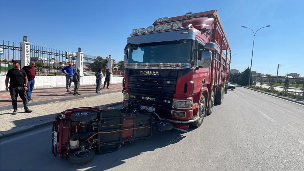 Kamyonla çarpışan elektrikli bisiklet 10 metre sürüklendi