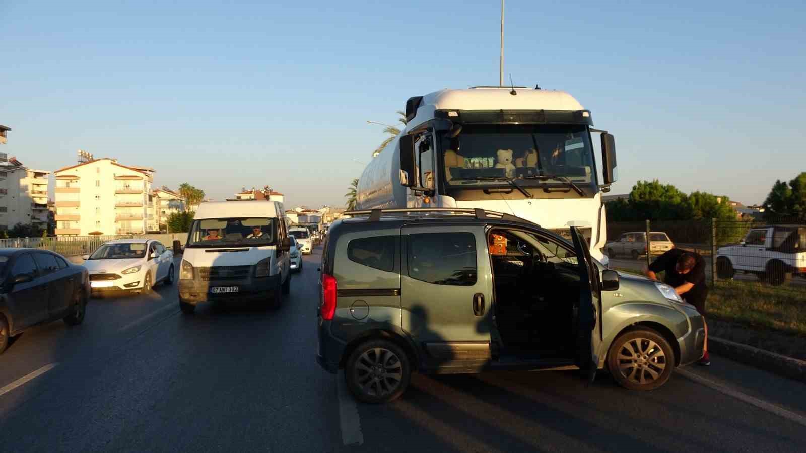Manavgat-Alanya Yolu'nu kapatan kaza