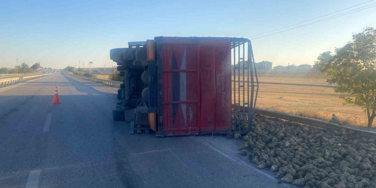 Pancar yüklü tır devrildi: Ürünler yola saçıldı