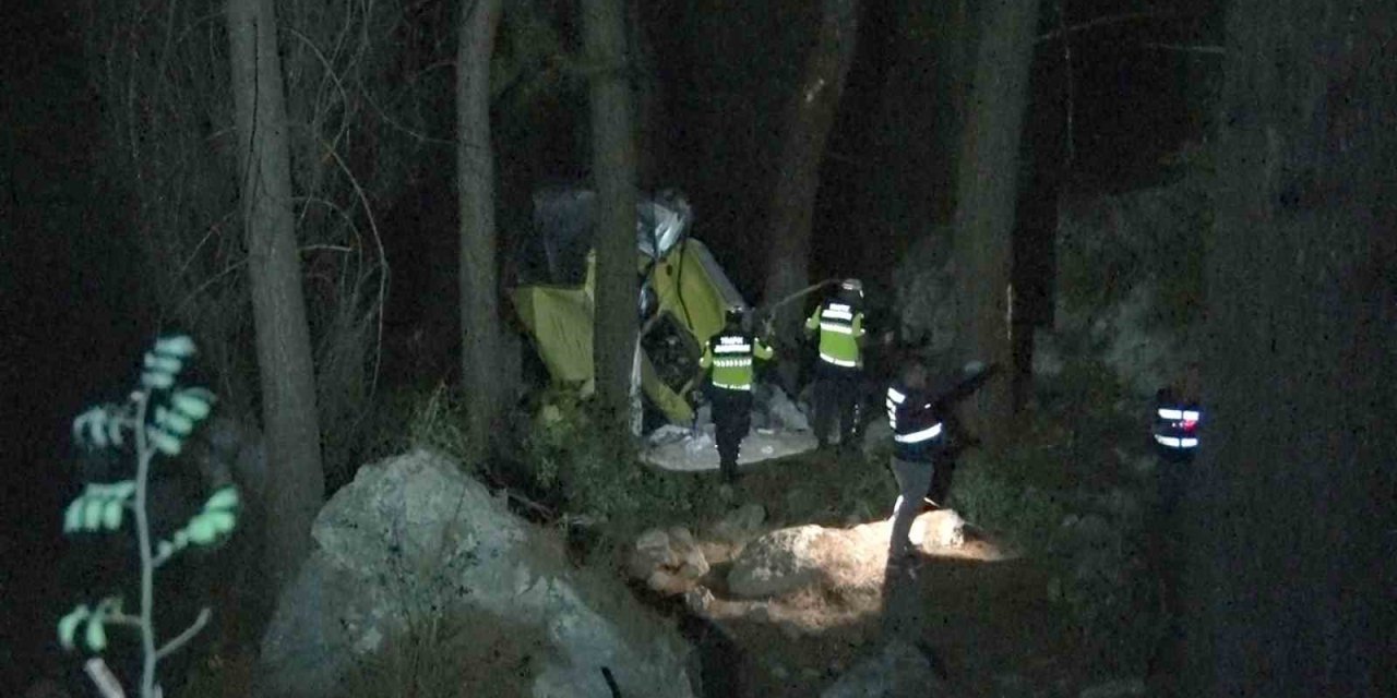 50 metrelik uçuruma yuvarlanan araç 2 kişiye mezar oldu: 4 kişi de yaralı