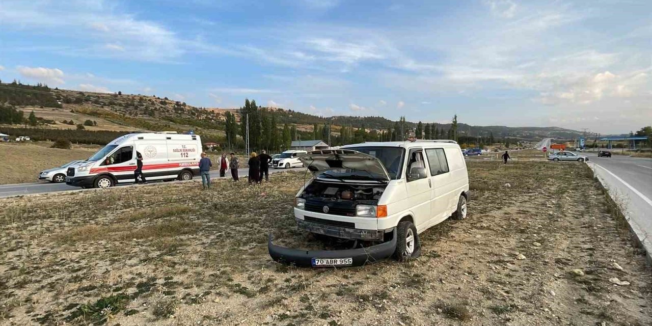 Karaman’da otomobille çarpışan minibüs refüje savruldu