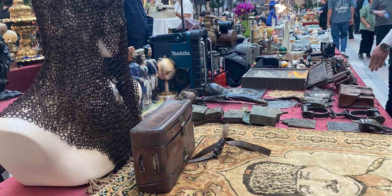 Antika tezgahında tarihe yolculuk: 130 yıllık Osmanlı sancağı ilgi odağı oldu