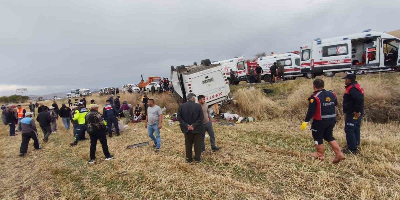 Afyon'da Tarım İşçilerini Taşıyan Midibüs Devrildi: 1 Ölü, 28 Yaralı