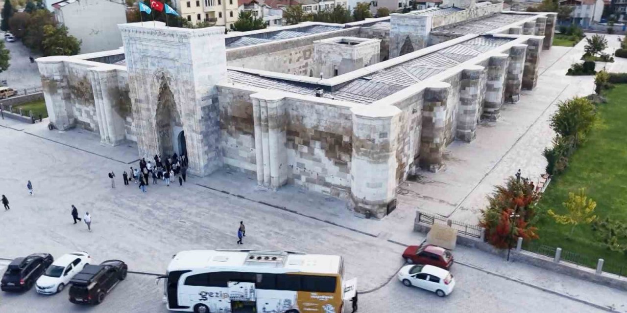 Selçuklu'nun Dev Eseri Sultanhanı Turistlerin Odağında