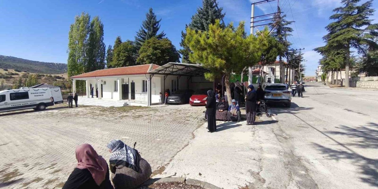 Araçlar gölgeyi kaptı, vatandaş güneş altında kaldı