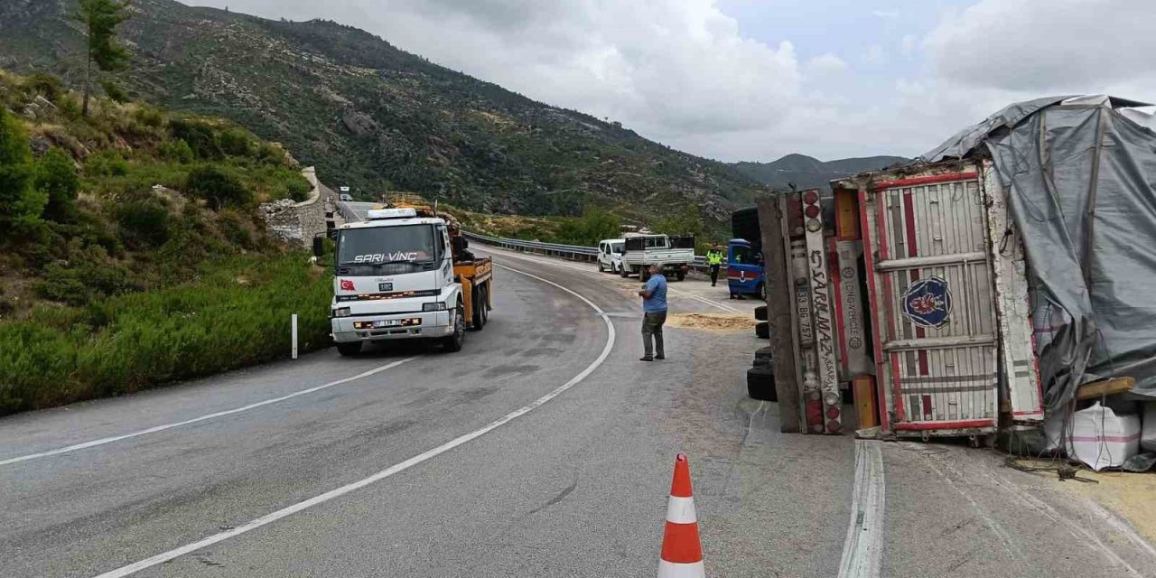 Konya-Antalya yolunda yüklü tır devrildi