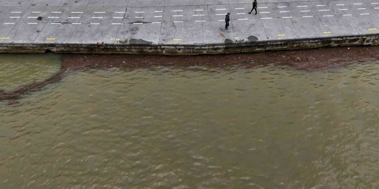 İstanbul’da yağmur! Denizin rengi değişti
