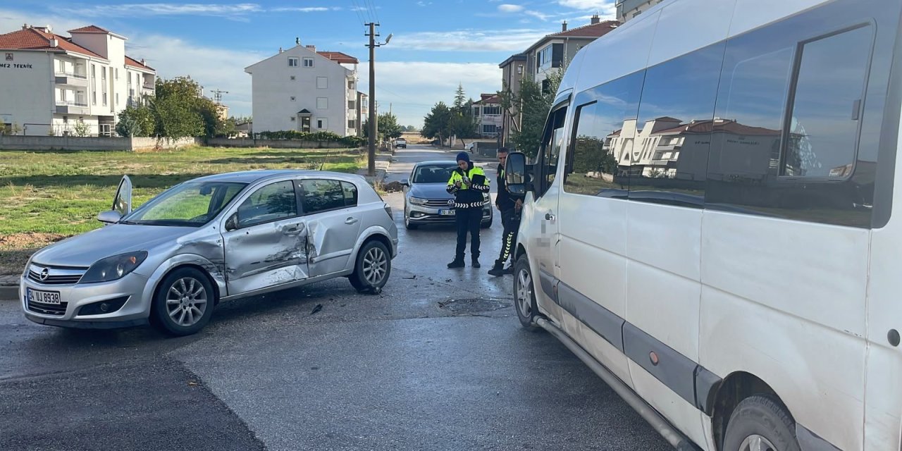 Okul servisi otomobille çarpıştı