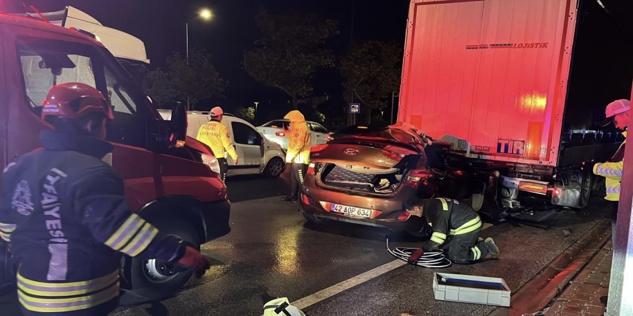 Konya'da otomobil lastiği patlayan tıra ok gibi saplandı