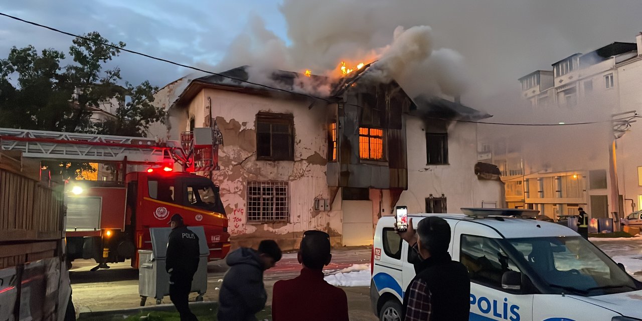 Karaman’da iki katlı ev alev alev yandı