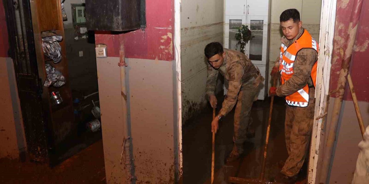 Jandarma komandolar sel sonrası temizlik gece de devam ediyor