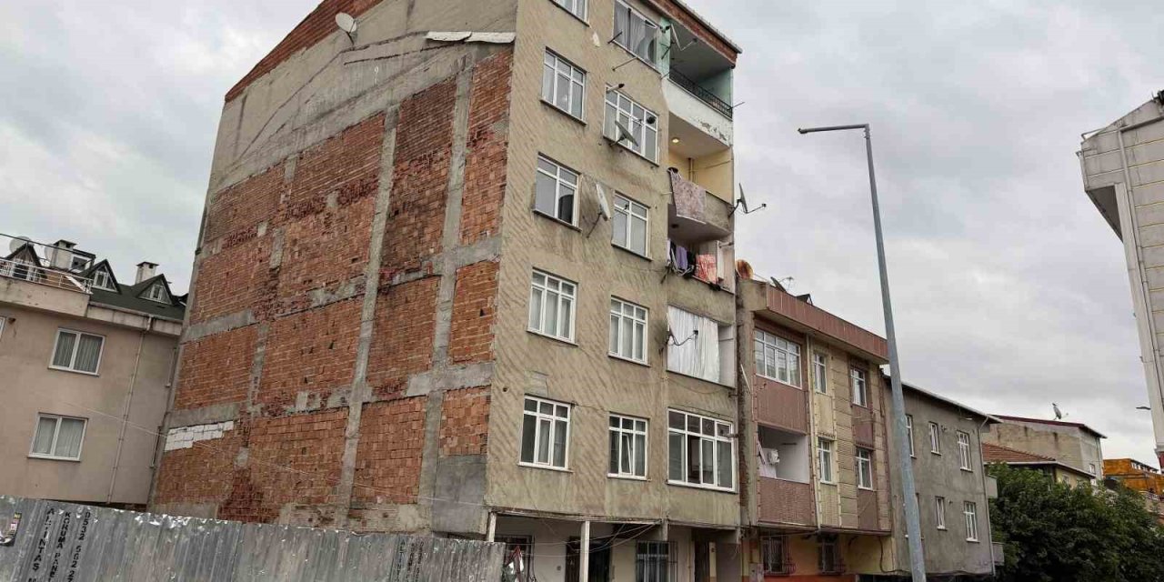 Banyoda çatlama sesleri korkuttu! 7 katlı bina tahliye edildi