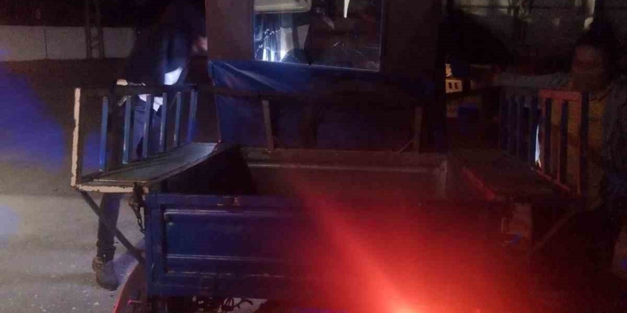 Üç tekerlekli motor yarı römorka çarptı: 1 ağır yaralı