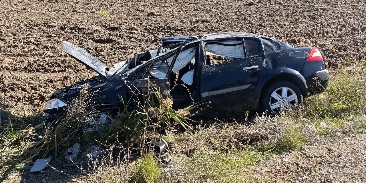 Taklalar atan otomobil direği devirip tarlaya savruldu