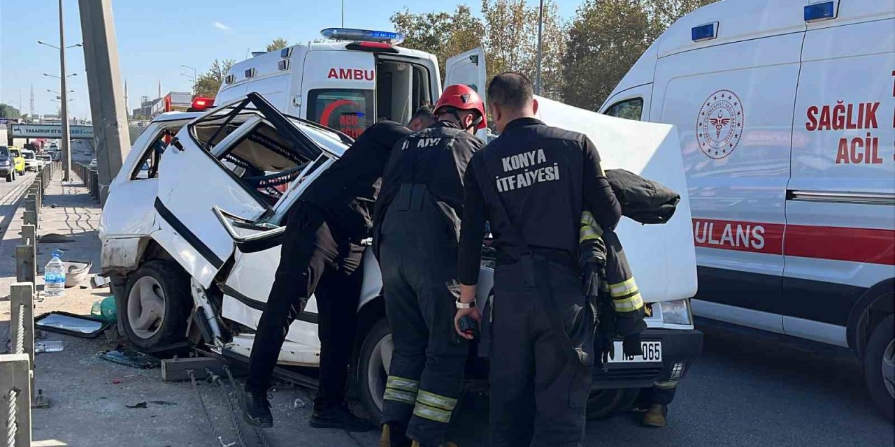 Konya'da kontrolden çıkan araç refüjde hurdaya döndü
