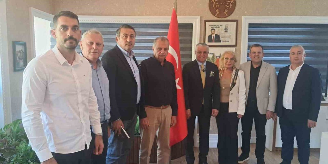 Antalya'da başkan ve 8 meclis üyesi CHP’den istifa etti