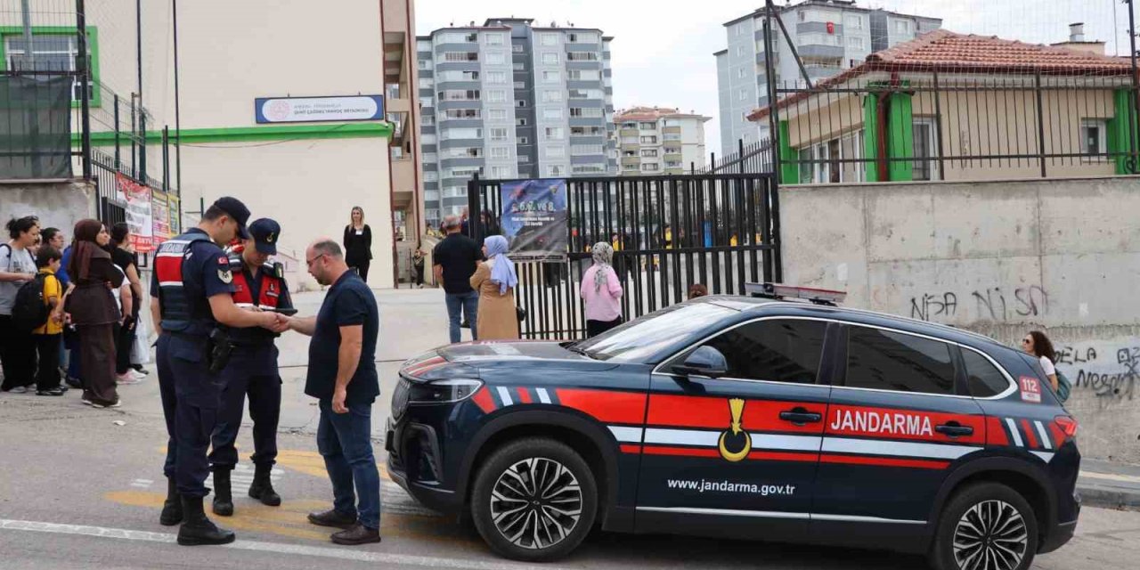 Okul Çevrelerinde Sıkı Takip: Ankara'da Binlerce Kişi Sorgulandı