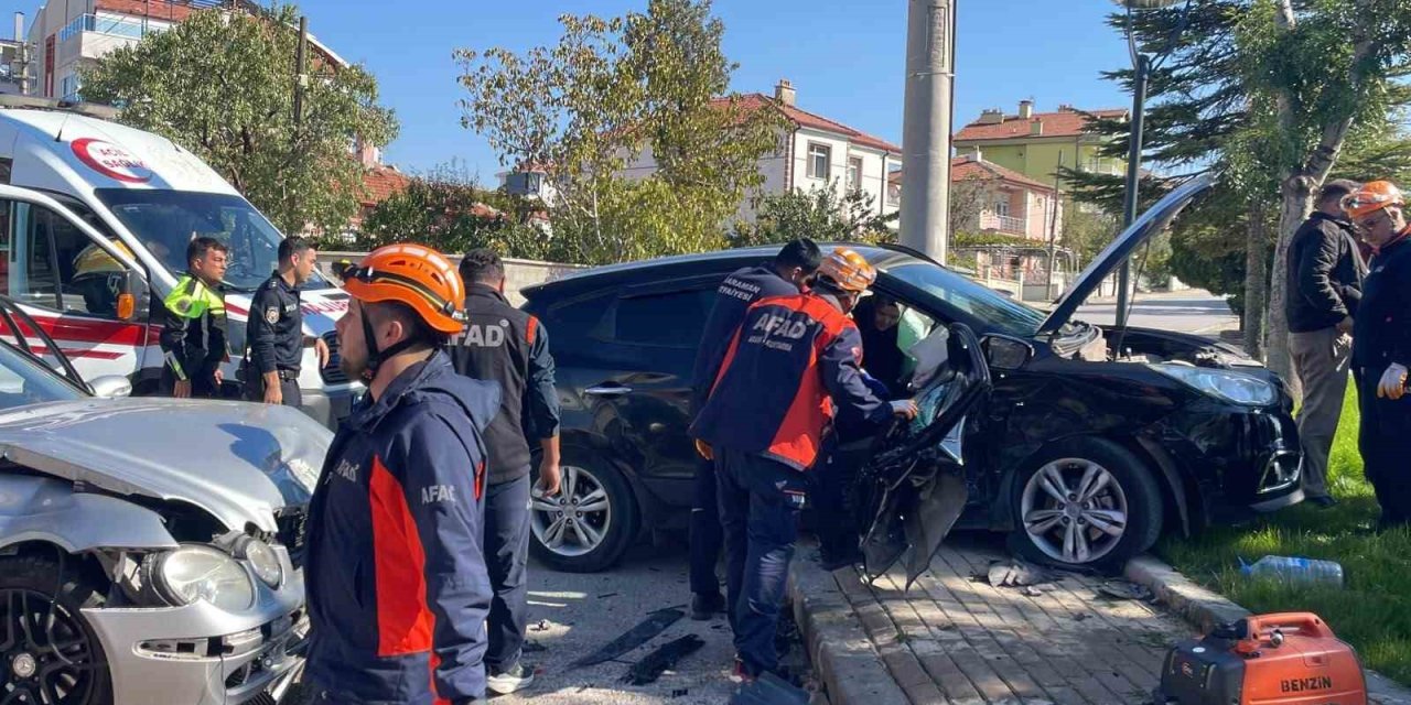 Karaman’da otomobil ile cip çarpıştı: 3 yaralı