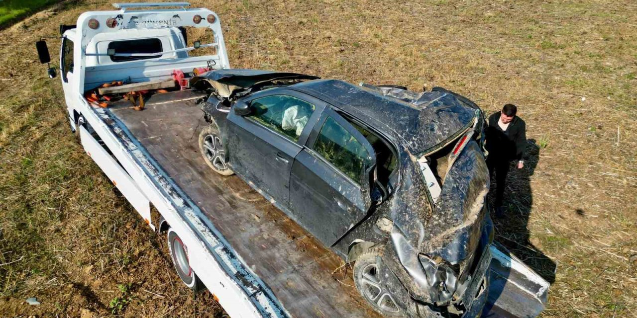 Kağıt gibi ezilen otomobilden yaralı kurtuldu