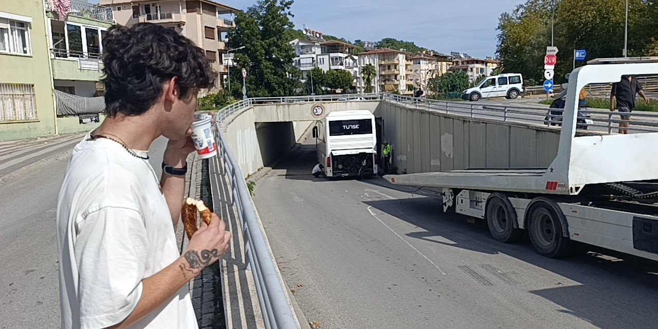 Otobüs Alt Geçide Sıkıştı: Simit ve Ayranla İzledi