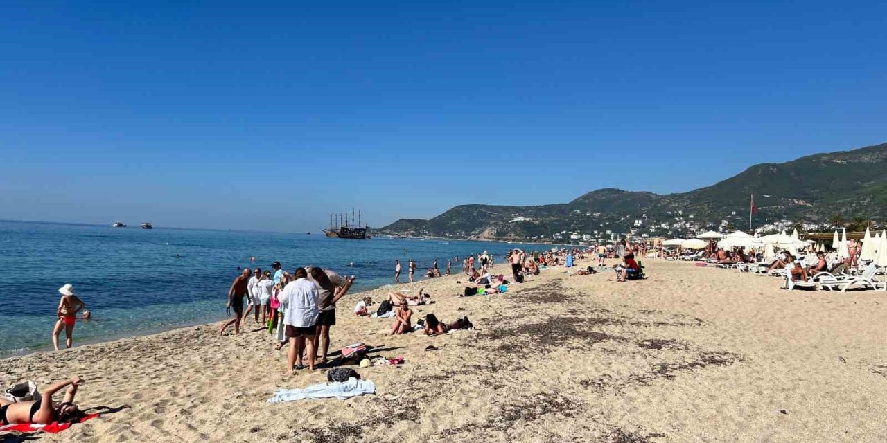 Alanya yazda kaldı: Deniz suyu havadan sıcak