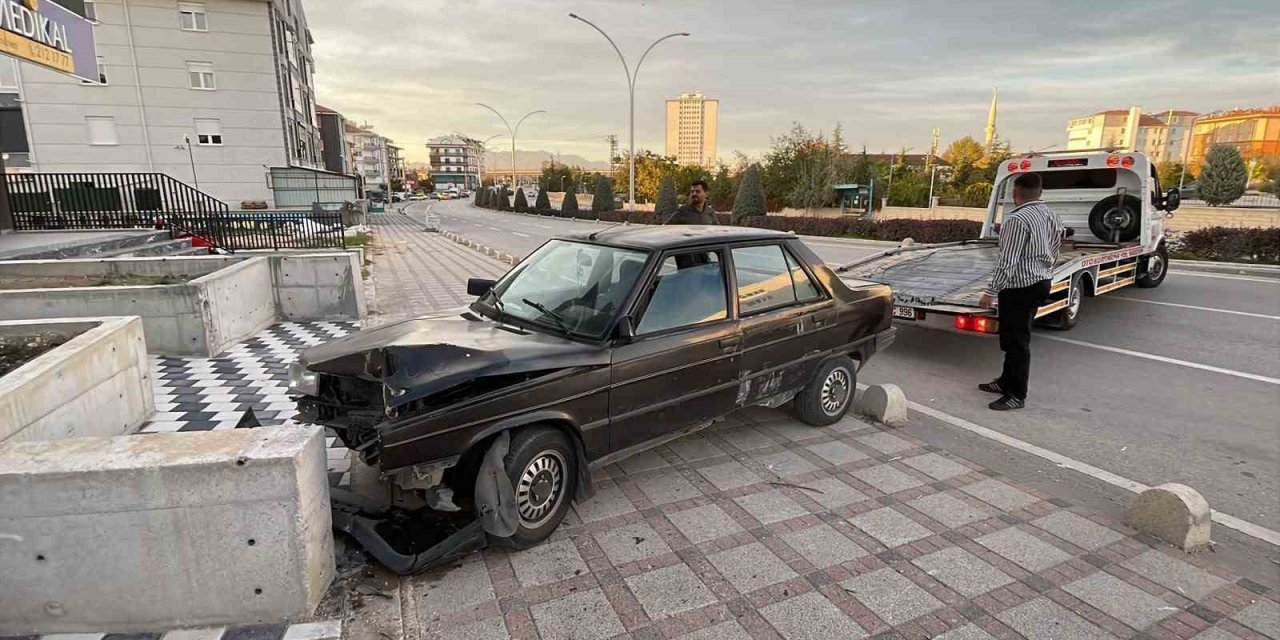 Karaman’da otomobil beton duvara çarptı: 1 yaralı
