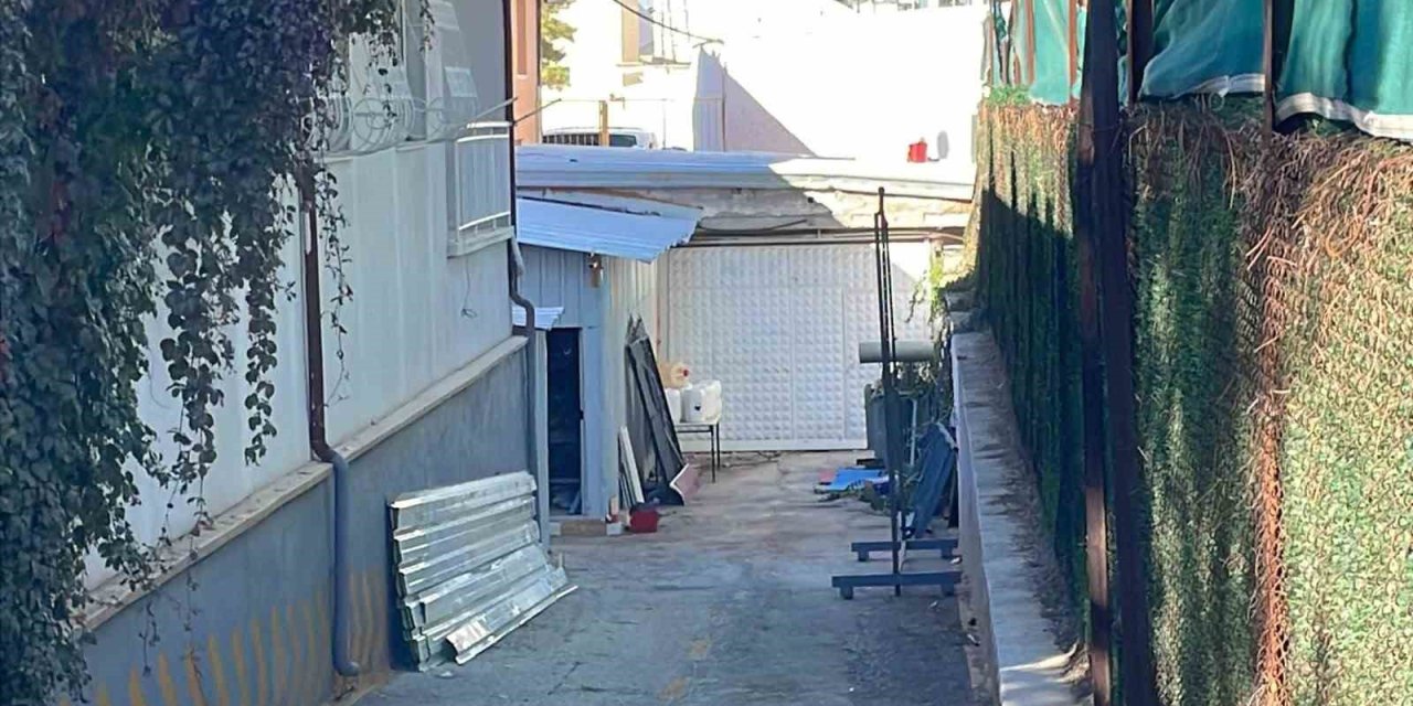 Çatı tamiri yapan işçi 3 metreden düştü