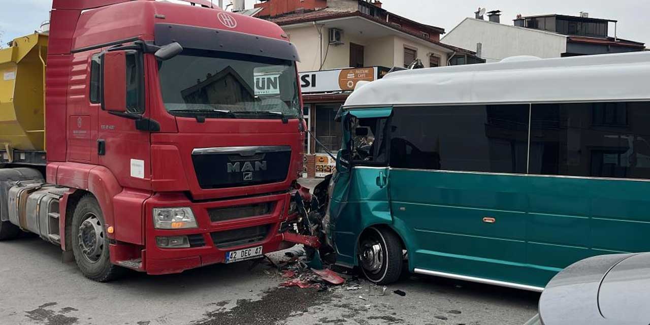 Aydınlık minibüsü kamyonla çarpıştı: 10 kişi yaralandı
