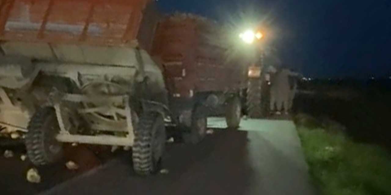 Pancar yüklü traktöre tır çarptı: Tonlarca pancar yola saçıldı