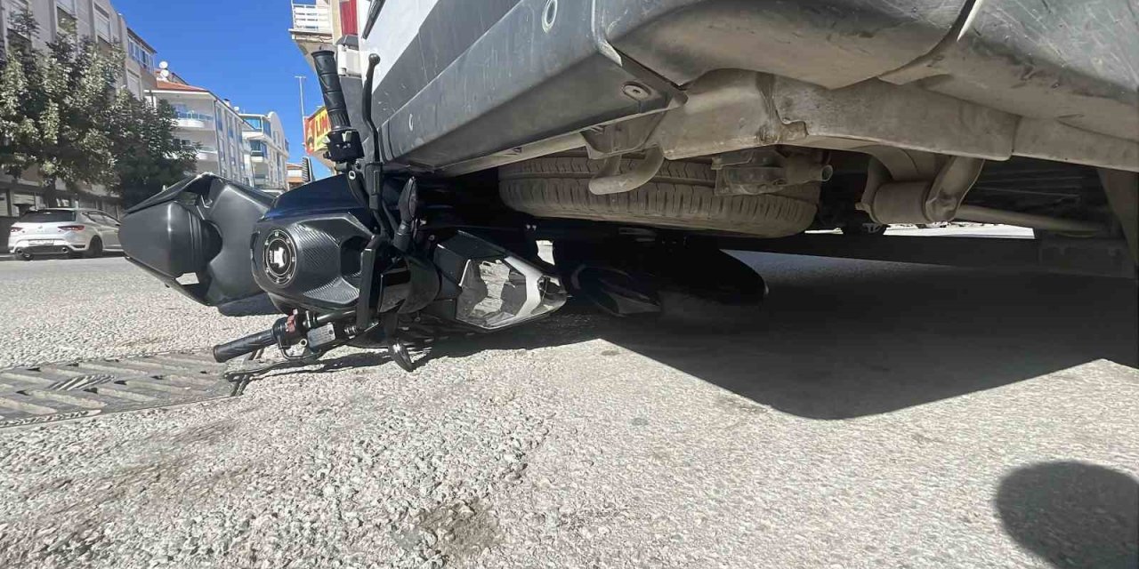 Kontrolden çıkan motosiklet minibüsün altına girdi: 1 yaralı