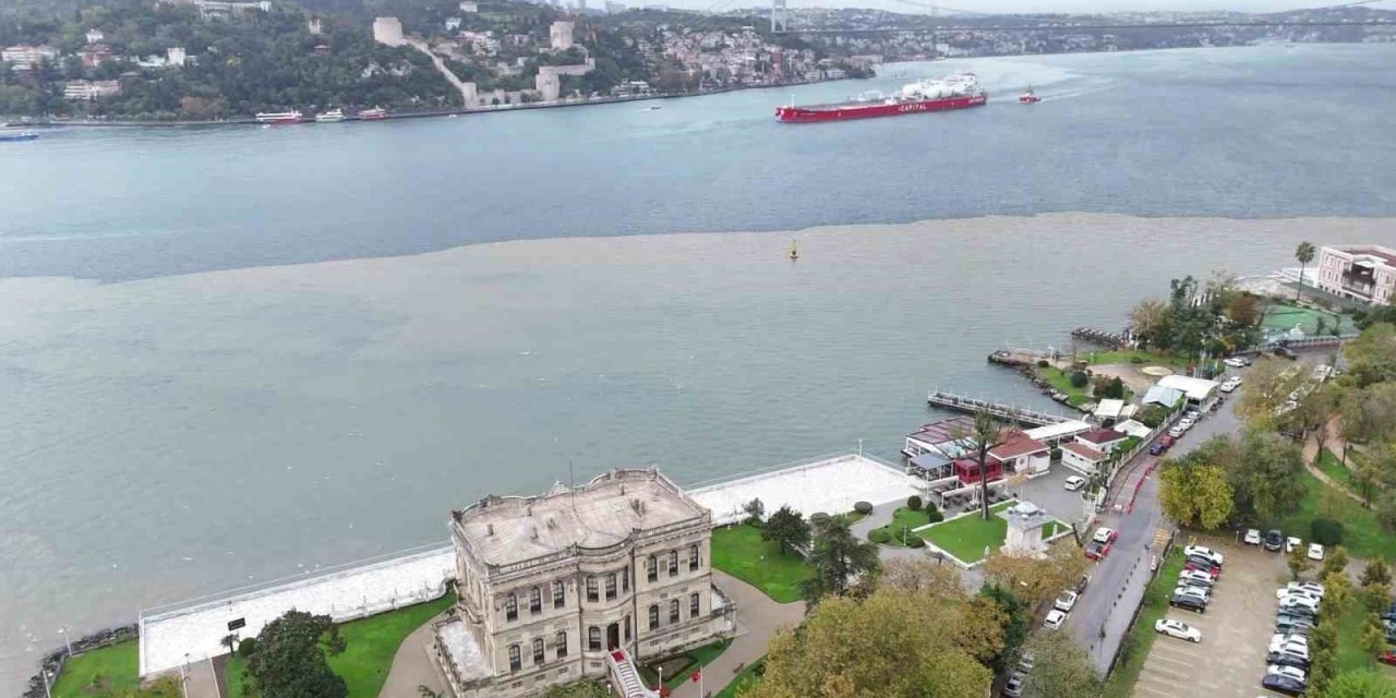 İstanbul Boğazı çamurla kaplandı