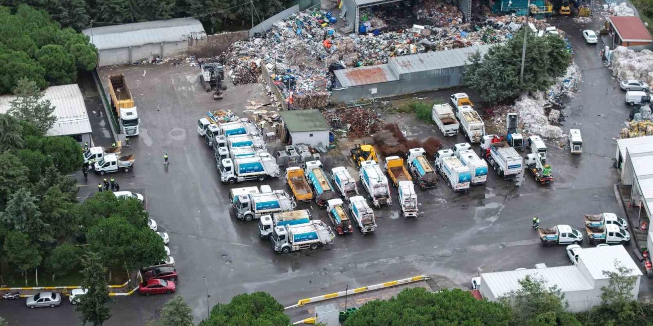 Çöp toplaması gereken kamyonlar garajda bekliyor