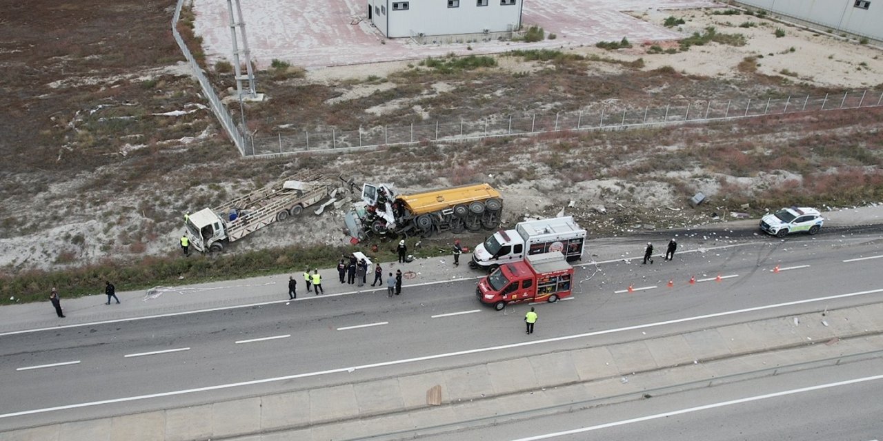 Büyükkayacık'ta feci kaza: Tır, demir yüklü kamyona çarptı