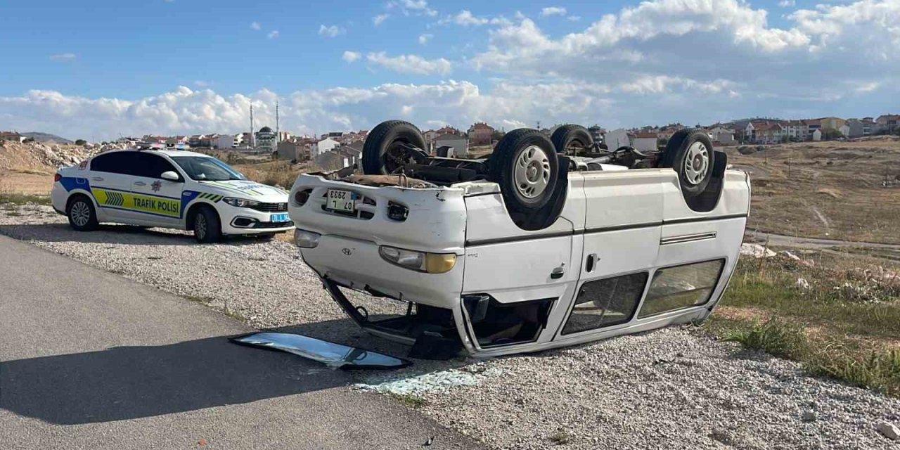 Otomobille çarpışan panelvan tepetaklak oldu