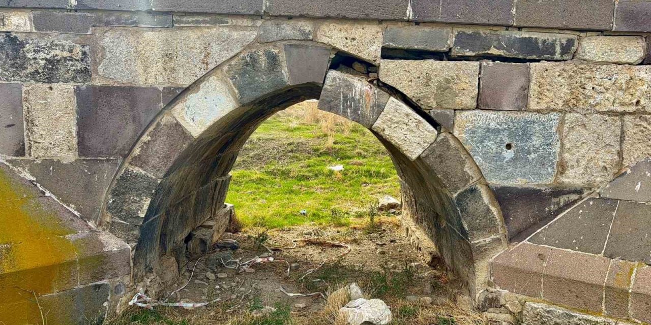 Kanuni'nin Sefer Yolu Üzerindeki Kırkgöz Köprüsü Kaderine Terk Edildi
