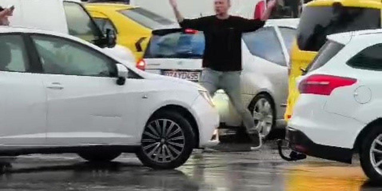Sıkışan trafiği açmak için vatandaşlar devreye girdi