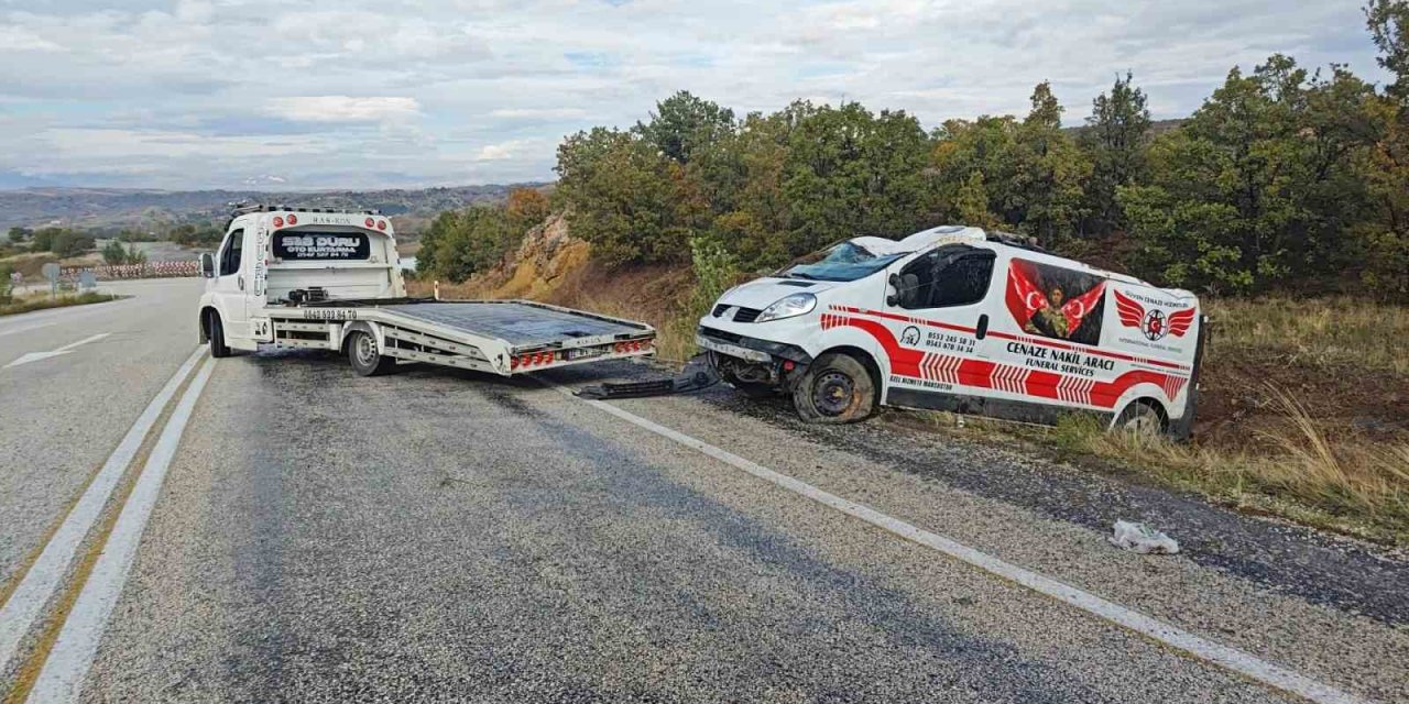 Cenaze nakil aracı şarampole devrildi: 1 yaralı