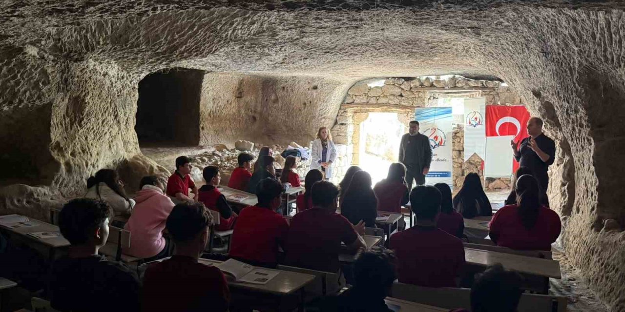 Öğrenciler Sıradan Çıktı: Ders Yeri Tarihi Manastır Oldu