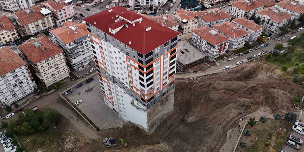 İstinat Duvarı Çöktü: Şehir Estetiğinden Uzak Bina Yapısı Açığa Çıktı