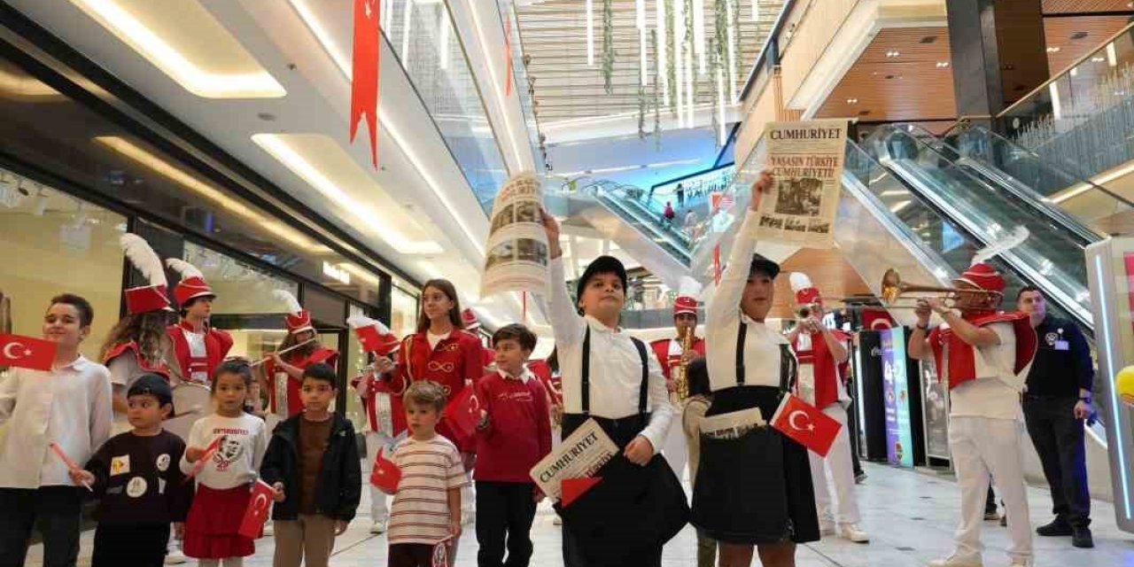 Çocuklar, özel kostümleriyle gazete dağıttı