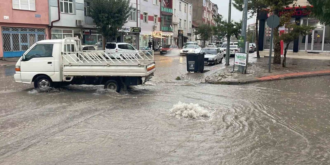 Şiddetli Sağanak Hayatı Felç Etti: Yollar Göle Döndü, Araçlar Mahsur Kaldı