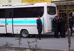 Karşıt gruplar birbirine girdi